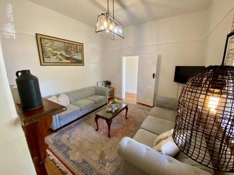 Roseland Cottage - CBD Heritage - Accommodation Rockhampton 2