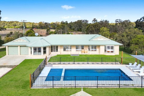 Roads End With Games Barn Ponies Alfresco Dining - Accommodation Rockhampton 0