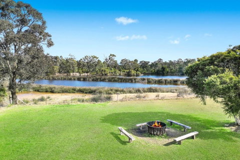 Roads End With Games Barn Ponies Alfresco Dining - Accommodation Rockhampton 3