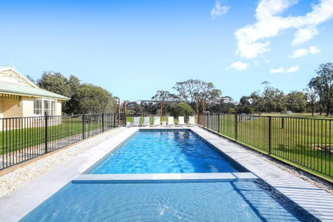 Roads End With Games Barn Ponies Alfresco Dining - Accommodation Rockhampton 1