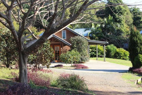 Romantic Lakeview Cottage - Accommodation Rockhampton 0