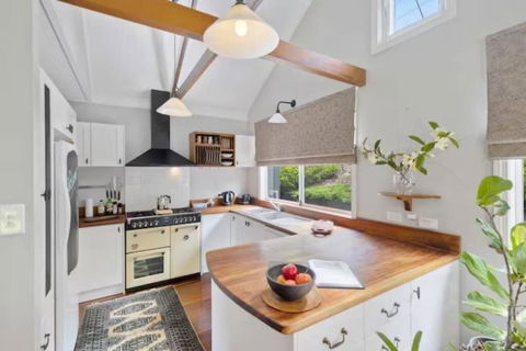 Romantic Lakeview Cottage - Accommodation Rockhampton 2