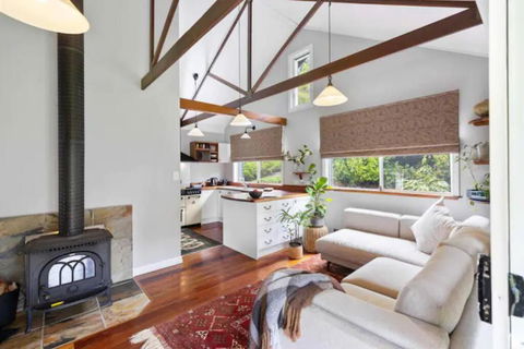 Romantic Lakeview Cottage - Accommodation Rockhampton 3