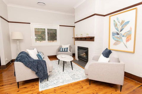 Rose Hill On Hamer, 1940s Charming Cottage Near Cook Park - Accommodation Rockhampton 2