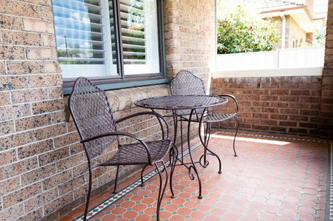 Rose Hill On Hamer, 1940s Charming Cottage Near Cook Park - Accommodation Rockhampton 3