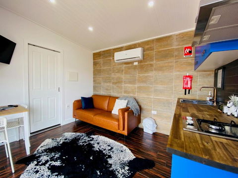 Rose Quartz - 1 Bed With Mountain Views - Kundalini Lodge - Accommodation Rockhampton 3