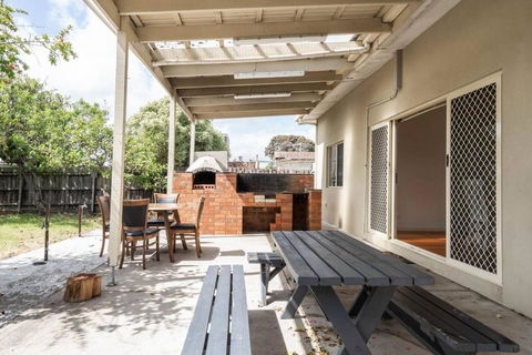 Rosebud Reset - A Beachside Group Getaway - Accommodation Rockhampton 3