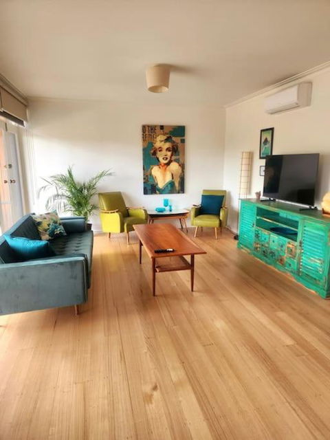 Rosebud Retro Retreat - Accommodation Rockhampton 0