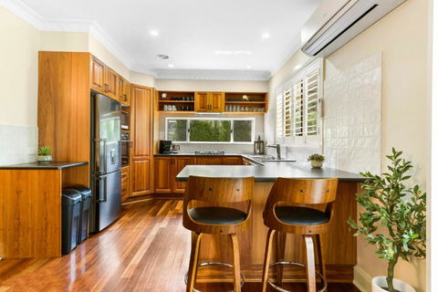 Roselawn Manor - 5 Bedroom Entertainer - Accommodation Rockhampton 0