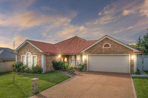 Roselawn Manor - 5 Bedroom Entertainer - Accommodation Rockhampton 1