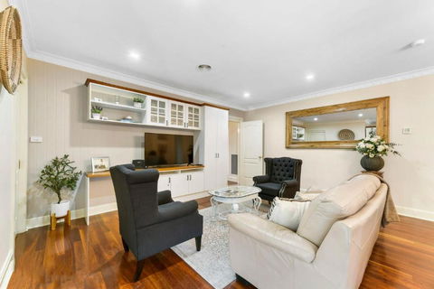Roselawn Manor - 5 Bedroom Entertainer - Accommodation Rockhampton 2