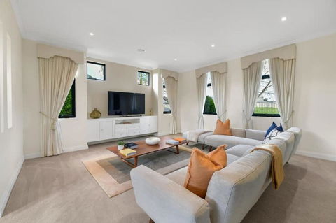 Roselawn Retreat - Pool, Incredible Views, Sleeps 8 - Accommodation Rockhampton 1