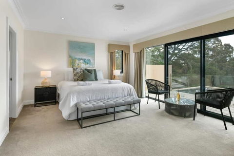 Roselawn Retreat - Pool, Incredible Views, Sleeps 8 - Accommodation Rockhampton 2