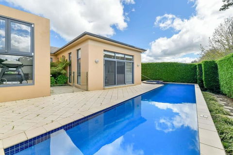Roselawn Retreat - Pool, Incredible Views, Sleeps 8 - Accommodation Rockhampton 3