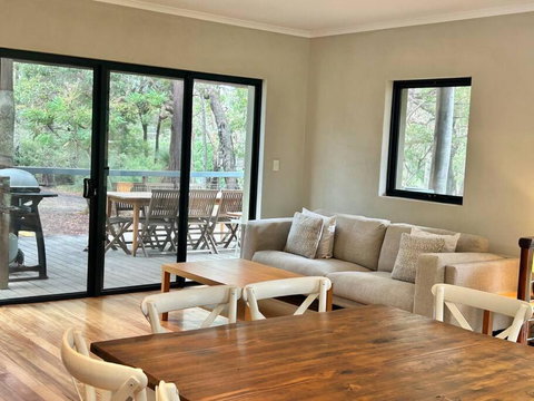 Rosella - Bushland Hideaway - Accommodation Rockhampton 0