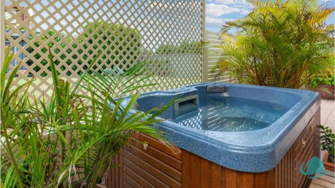 Rosies Retreat - 300m To The Sandy Shores Of Caves Beach - Accommodation Rockhampton 0