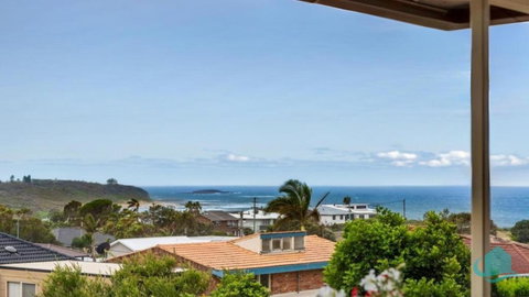 Rosies Retreat - 300m To The Sandy Shores Of Caves Beach - Accommodation Rockhampton 1