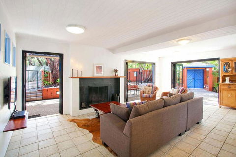 Ross Cres Spacious Private Beach House - Accommodation Rockhampton 1