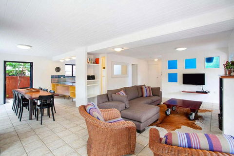 Ross Cres Spacious Private Beach House - Accommodation Rockhampton 2