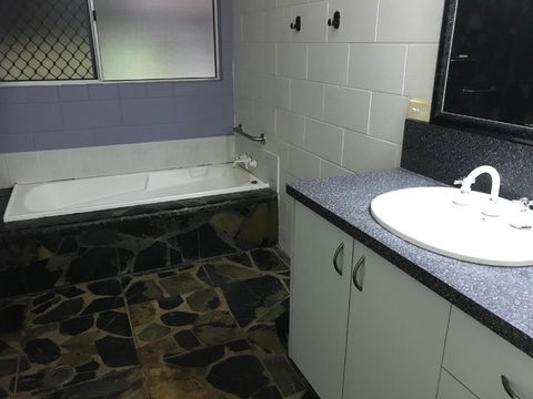Royal Palm Cottage, Entire Two Bedroom 2 Bathroom House With Pool - Accommodation Rockhampton 3