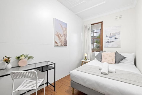 Rustic Double Room - Nearby Stations & Stores - Shared Bathroom - Accommodation Rockhampton 0