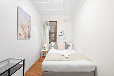 Rustic Double Room - Nearby Stations & Stores - Shared Bathroom - Accommodation Rockhampton 2