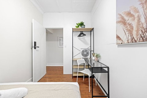Rustic Double Room - Nearby Stations & Stores - Shared Bathroom - Accommodation Rockhampton 3