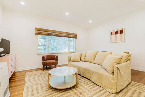 Salmon Calm - Trendy Velvet Allure By Albert Park - Accommodation Rockhampton 2