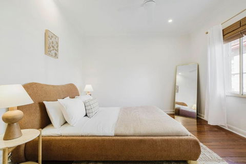 Salmon Calm - Trendy Velvet Allure By Albert Park - Accommodation Rockhampton 0