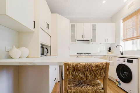 Salmon Calm - Trendy Velvet Allure By Albert Park - Accommodation Rockhampton 1
