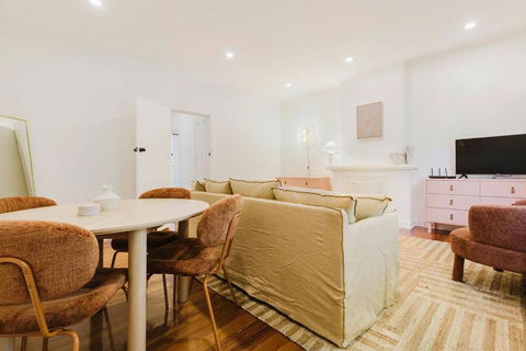 Salmon Calm - Trendy Velvet Allure By Albert Park - Accommodation Rockhampton 3