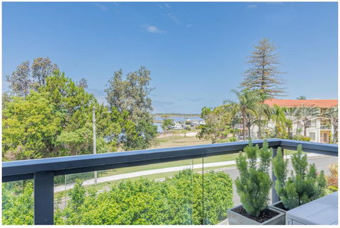 Salt & Sand Getaway - Accommodation Rockhampton 0