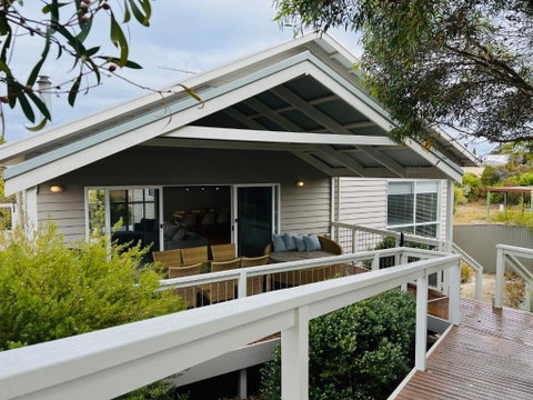 Salt Life - Pet Friendly Outside WIFI - Accommodation Rockhampton 0
