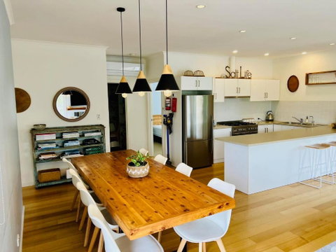 Salt Life - Pet Friendly Outside WIFI - Accommodation Rockhampton 2