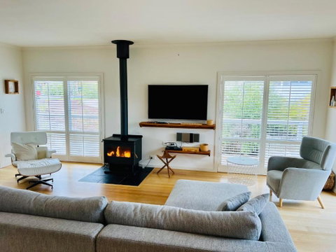 Salt Life - Pet Friendly Outside WIFI - Accommodation Rockhampton 3