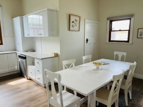 Saltwater Bungalow - WiFi - Accommodation Rockhampton 3