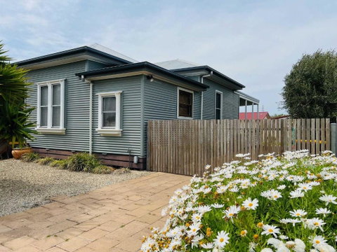 Saltwater Bungalow - WiFi - Accommodation Rockhampton 0