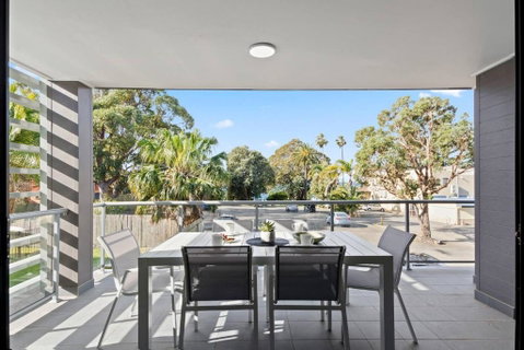 Saltwater Escape - Contemporary Seaside Stunner - Accommodation Rockhampton 3