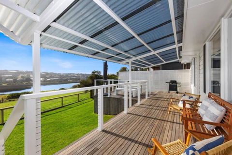 SALTWATER HOUSE - Opposite The Beach And Views Over The Lake! - Accommodation Rockhampton 1