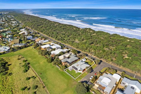 SALTWATER HOUSE - Opposite The Beach And Views Over The Lake! - Accommodation Rockhampton 0