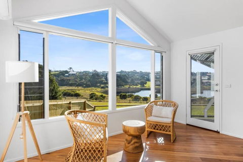 SALTWATER HOUSE - Opposite The Beach And Views Over The Lake! - Accommodation Rockhampton 2