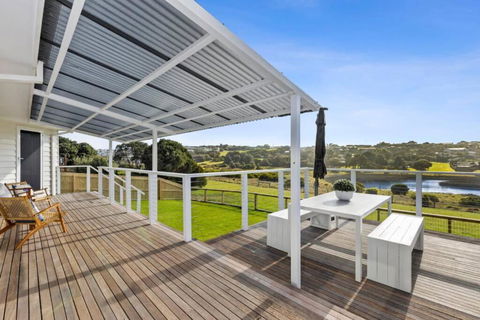 SALTWATER HOUSE - Opposite The Beach And Views Over The Lake! - Accommodation Rockhampton 3