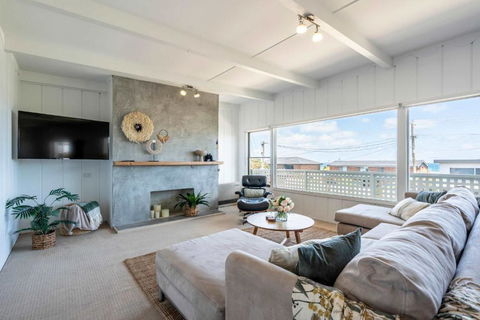 Saltwater Terrace With Panoramic Ocean Views - Accommodation Rockhampton 1