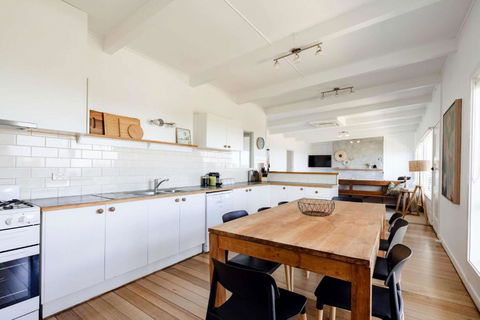 Saltwater Terrace With Panoramic Ocean Views - Accommodation Rockhampton 3