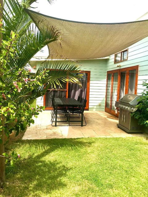 Salty Blue Beach House - Accommodation Rockhampton 0