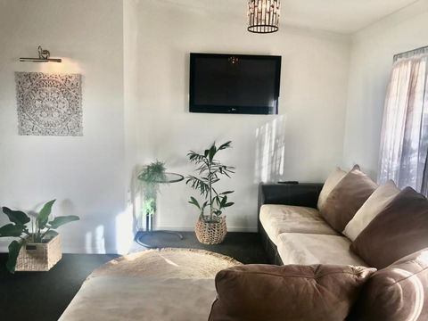 Salty Blue Beach House - Accommodation Rockhampton 2