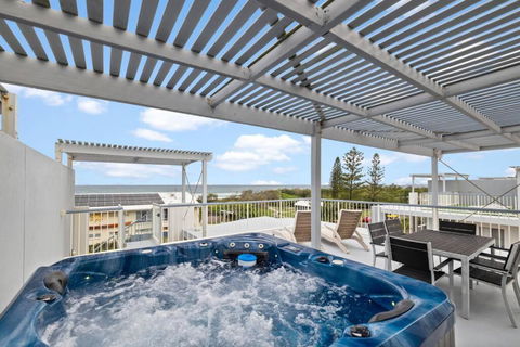 Salty Breeze - Rooftop Terrace & Jacuzzi - Accommodation Rockhampton 0
