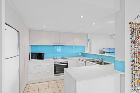 Salty Breeze - Rooftop Terrace & Jacuzzi - Accommodation Rockhampton 3