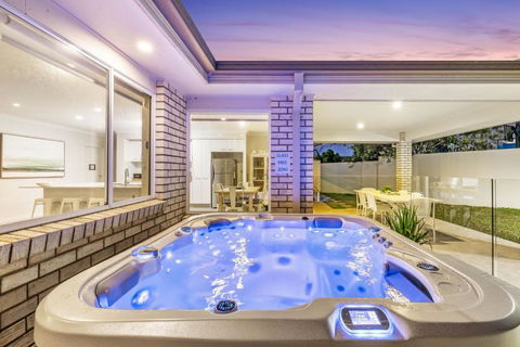 Salty Pause At Bondi House - With Spa And Pet Friendly! - Accommodation Rockhampton 1