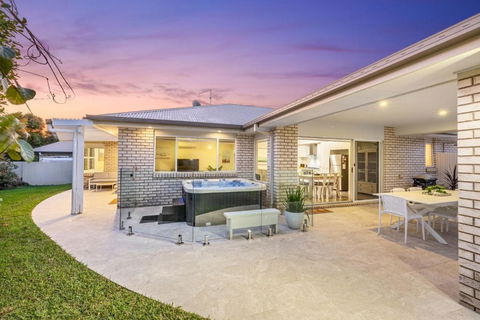Salty Pause At Bondi House - With Spa And Pet Friendly! - Accommodation Rockhampton 2